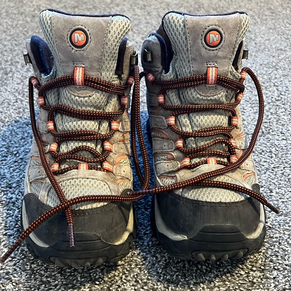 Women’s Merrell MOAB Hiking Boots, Waterproof. Tan, Size 7.5